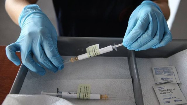 Τα σχεδόν 9.000 κρούσματα τρομάζουν και φέρνουν 200% αύξηση στους εμβολιασμούς!