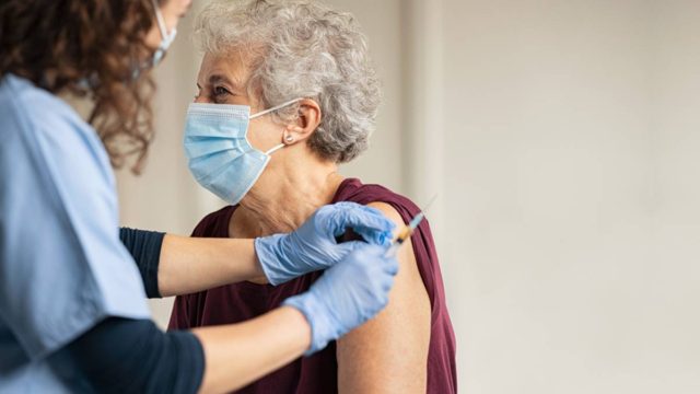 Εμβολιασμός: Από τους 6 στους 5 μήνες η τρίτη δόση! Πάνω από 100.000 κρούσματα σε 14 μέρες