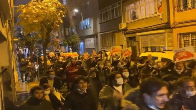 «Ερντογάν παραιτήσου»: Στους δρόμους Τούρκοι πολίτες μετά την κατάρρευση της λίρας
