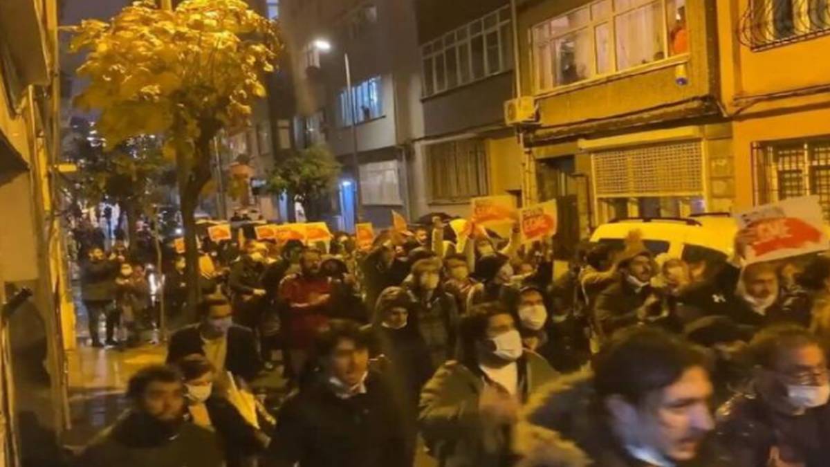 «Ερντογάν παραιτήσου»: Στους δρόμους Τούρκοι πολίτες μετά την κατάρρευση της λίρας