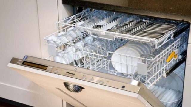 Εσύ το ήξερες; – Αυτός είναι ο λόγος που δεν πρέπει να καθαρίζετε τα πιάτα πριν τα βάλετε στο πλυντήριο!