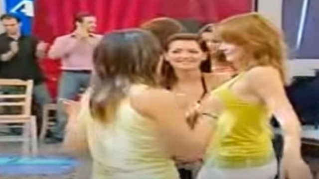 Τσιφτετέλι κόλαση: Γυναίκες χορεύουν σε πλατό και “αναστατώνουν” τους πάντες