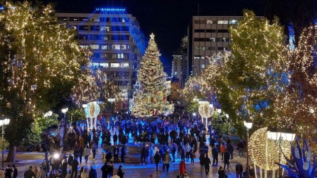 Η φωτογραφία της ημέρας: Φωταγωγήθηκε το Χριστουγεννιάτικο δέντρο της Αθήνας!