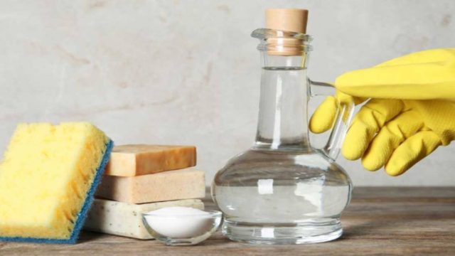 Έβγαλε τα χαλιά από την ντουλάπα και τους έριξε ξύδι και μαγειρική σόδα – Το αποτέλεσμα ήταν θαυματουργό