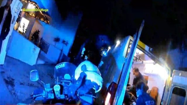 Κολωνάκι: Σε κρίσιμη κατάσταση 13χρονη που έπεσε από τον 6ο όροφο πολυκατοικίας – Η στιγμή που την παραλαμβάνει το ΕΚΑΒ (Video)