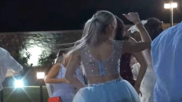 Καλλονή ξανθιά χόρεψε τσιφτετέλι στο γάμο της και “τρέλανε” όλους τους καλεσμένους