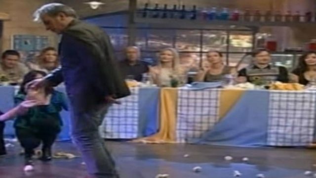 Τίμιο ζεϊμπέκικο: Έλληνας ηθοποιός χορεύει και το διαδίκτυο παραληρεί