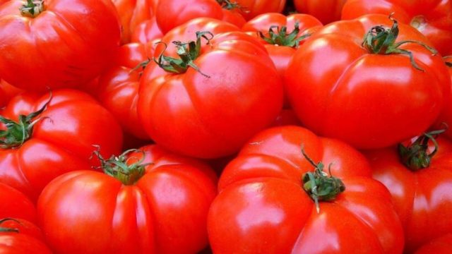 Αδειάζετε τις ντομάτες με το κουτάλι στα γεμιστά; Δείτε γιατί δεν πρέπει να το κάνετε