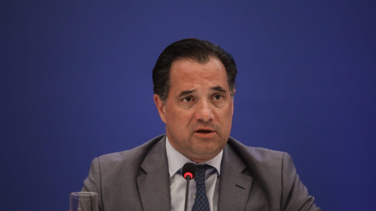 Ο Άδωνις Γεωργιάδης «διαφημίζει» πως δουλεύει μέχρι τις 22:05 το βραδύ και τα σχόλια πέφτουν βροχή