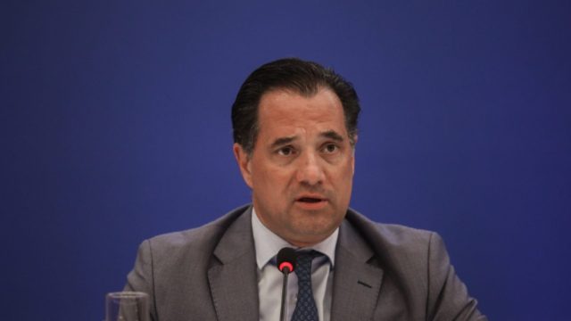 Ο Άδωνις Γεωργιάδης «διαφημίζει» πως δουλεύει μέχρι τις 22:05 το βραδύ και τα σχόλια πέφτουν βροχή
