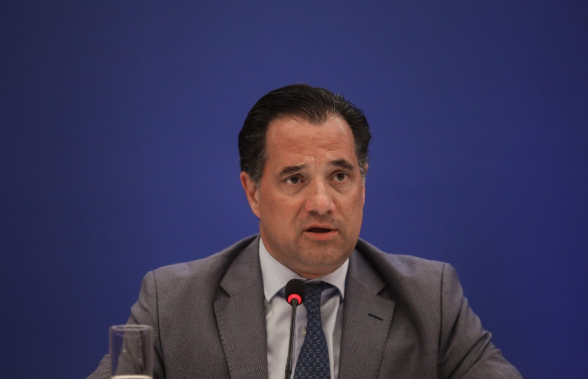 Ο Άδωνις Γεωργιάδης «διαφημίζει» πως δουλεύει μέχρι τις 22:05 το βραδύ και τα σχόλια πέφτουν βροχή