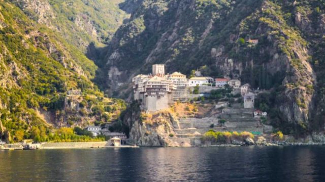 Συναγερμός στο Άγιον Όρος: Ανεμβολίαστοι οι 6 στους 10 μοναχούς – «Πόλεμος» για τα κρούσματα