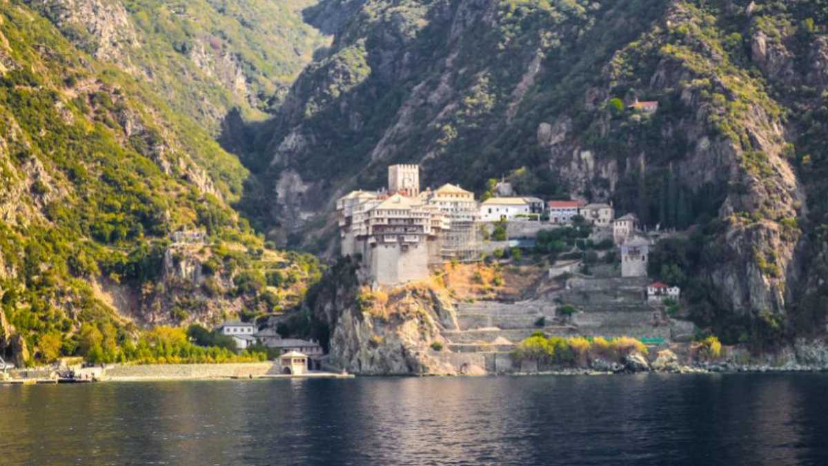 Συναγερμός στο Άγιον Όρος: Ανεμβολίαστοι οι 6 στους 10 μοναχούς – «Πόλεμος» για τα κρούσματα