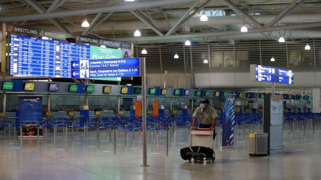 Θρίλερ με τη μετάλλαξη “Όμικρον” : Όλο και περισσότερες χώρες επιβάλλουν ταξιδιωτικούς περιορισμούς