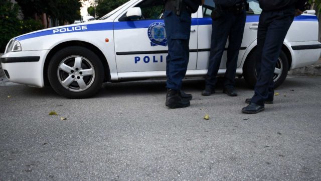 Πάτρα: Αστυνομικοί πήγαν να συλλάβουν 30χρονο και αυτός τους έστειλε στο νοσοκομείο