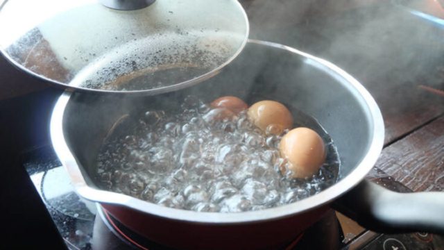 Ρίχνει μαγειρική σόδα σε αυγά και τα βάζει στην κατσαρόλα – Θα το κάνετε αμέσως
