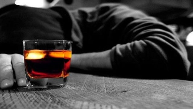 “Έπινα και γινόμουν οξύθυμος”: Ποίος πασίγνωστος ηθοποιός παραδέχτηκε την εξάρτηση του από το αλκοοόλ;