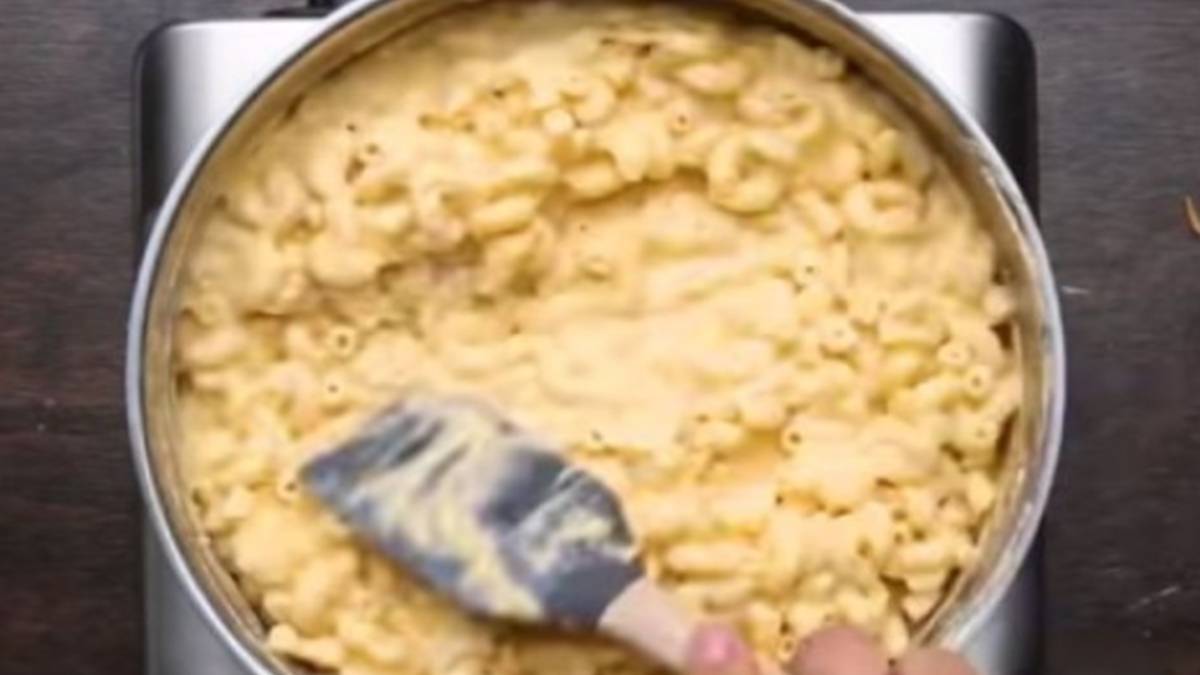 Βάζει στο τηγάνι τυρί cheddar, γάλα και μακαρόνια και τα τοποθετεί στο ψυγείο…Το αποτέλεσμα είναι εκπληκτικό!