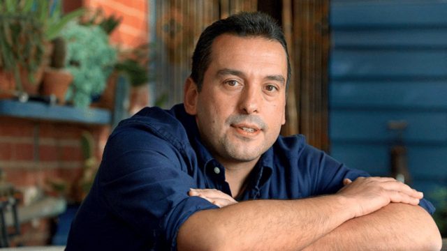 Χρήστος Τσιόλκας: Ποιος είναι ο ομογενής που κέρδισε το βραβείο λογοτεχνίας της Μελβούρνης ύψους 60.000 δολαρίων