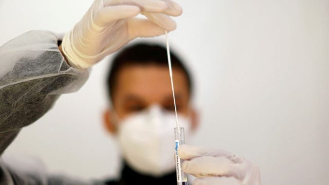 Κορωνοϊός: Παγκόσμιος συναγερμός για την «Όμικρον» – Κλειστά σύνορα και νέες αποφάσεις για το εμβόλιο
