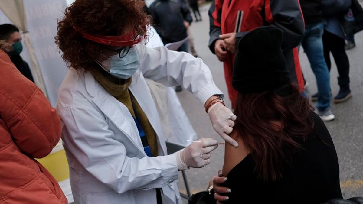 Θεσσαλονίκη: Πανικός και τεράστιες ουρές για το εμβόλιο που βγήκε σε… προσφορά για την “Black Friday”! (video)