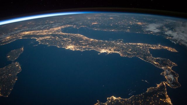 Αυτή είναι η τυχερή που κέρδισε δύο θέσεις για ένα ταξίδι στο διάστημα – Η αντίδραση της είναι όλα τα λεφτά