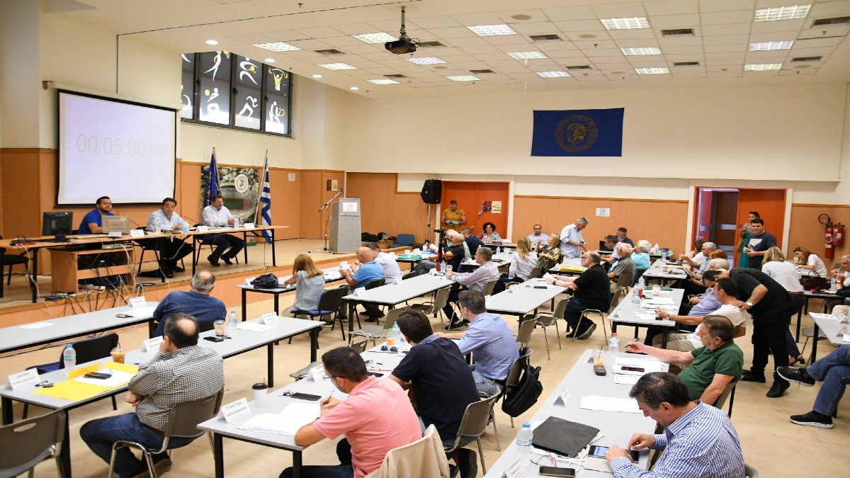Απίστευτη ατάκα Δημοτικού Συμβούλου στην Πάτρα: “Ρε άη φτυσ’ τα @@ σου”! (vid)