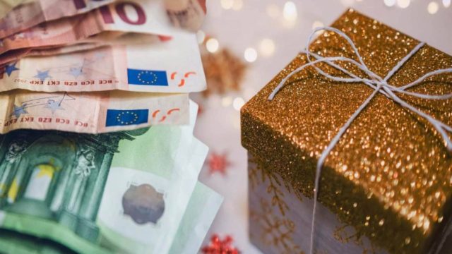 Δώρο Χριστουγέννων 2021: Τότε θα καταβληθεί! Πόσα χρήματα θα πάρετε;
