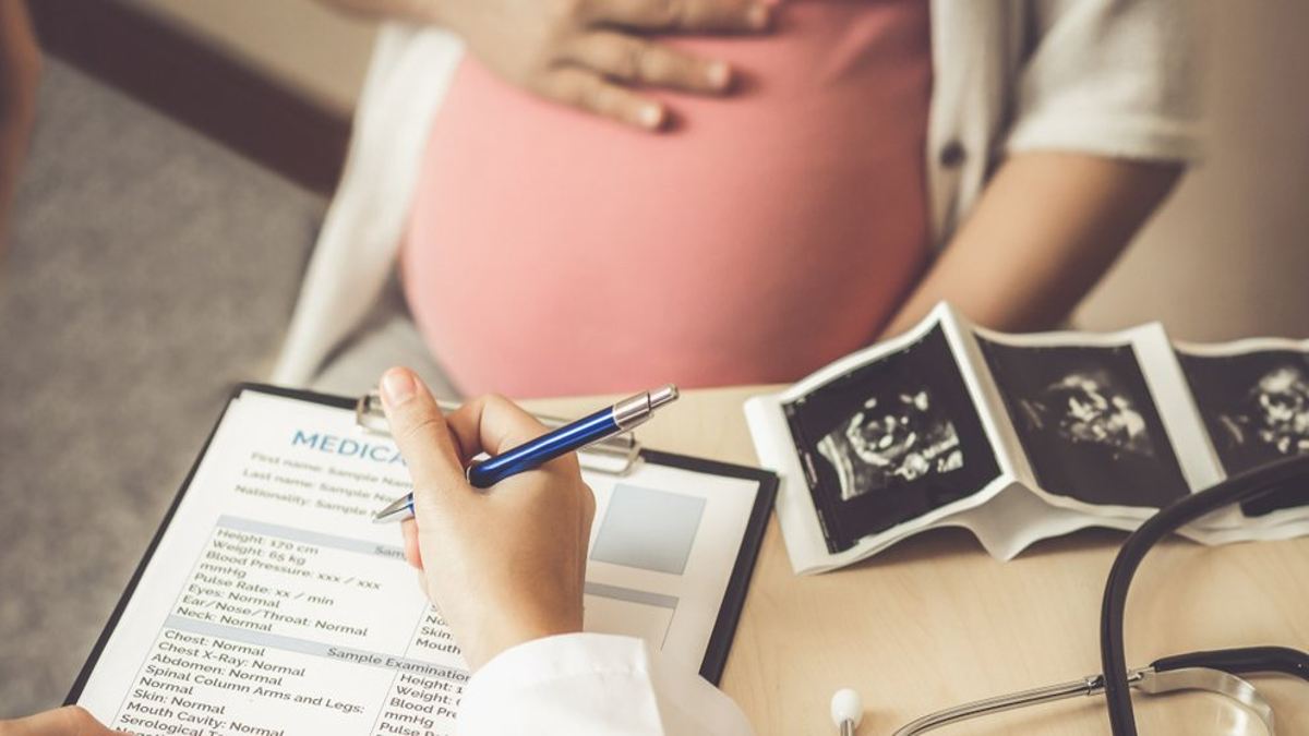 Λάρισα: Σε κρίσιμη κατάσταση ανεμβολίαστη έγκυος νοσηλεύτρια