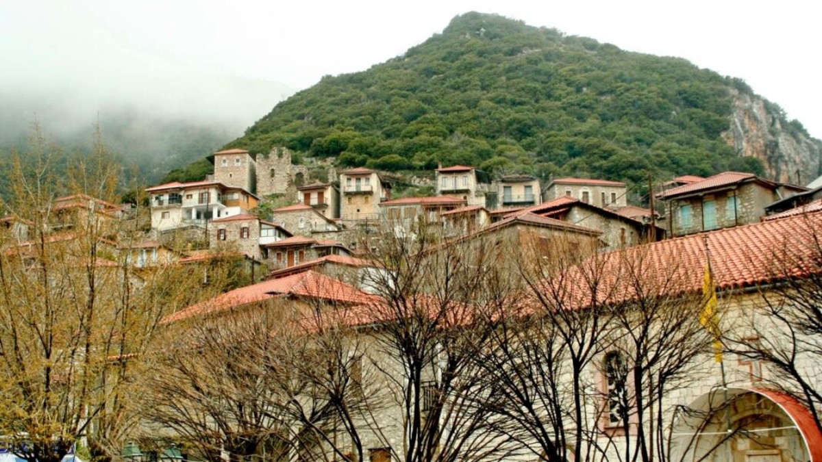 Το δημοφιλές χωριό στην Ορεινή Αρκαδία που θα σας μαγέψει