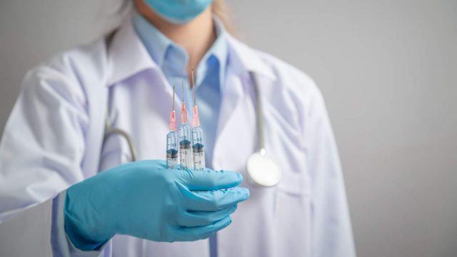 Τρίτη δόση εμβολίου: Άνοιξε η πλατφόρμα για τους άνω των 18