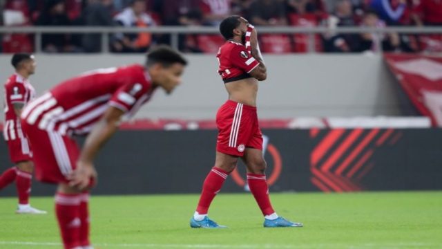 Europa League: «Έμφραγμα» στις καθυστερήσεις για τον Ολυμπιακό – «Μαχαιριά» στο 90′ από την Αϊντραχτ Φρανκφούρτης (Video)