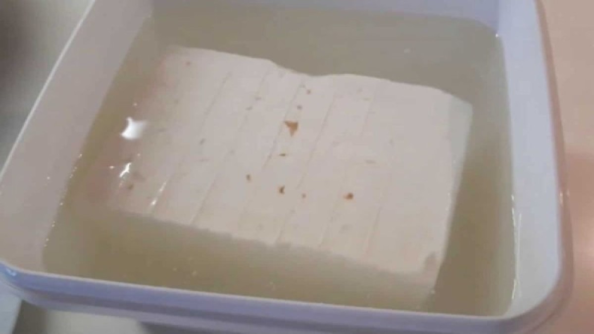 Φτιάξε μόνοι σας άλμη για να διατηρήσετε τη φέτα – Σε 3 λεπτά με δύο απλά υλικά (Video)