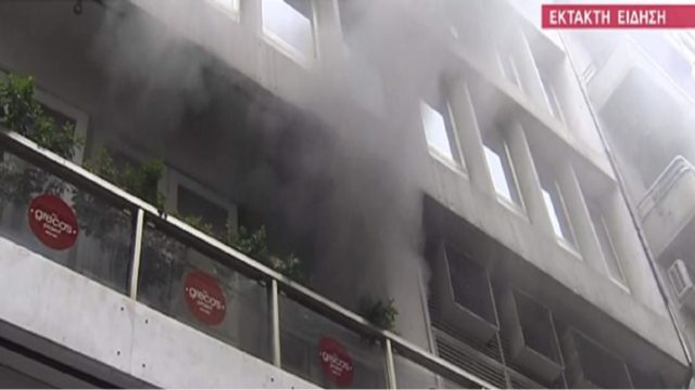 Συναγερμός στο κέντρο της Αθήνας: Φωτιά σε εστιατόριο στη Μητροπόλεως