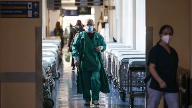 Ασφυκτική πίεση στα νοσοκομεία: Λιποθύμησε γιατρός στο Παπανικολάου – «Μεγάλη εξουθένωση προσωπικού»