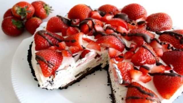 Γλυκό ψυγείου με βάση oreo, κρέμα τυριού και φράουλες