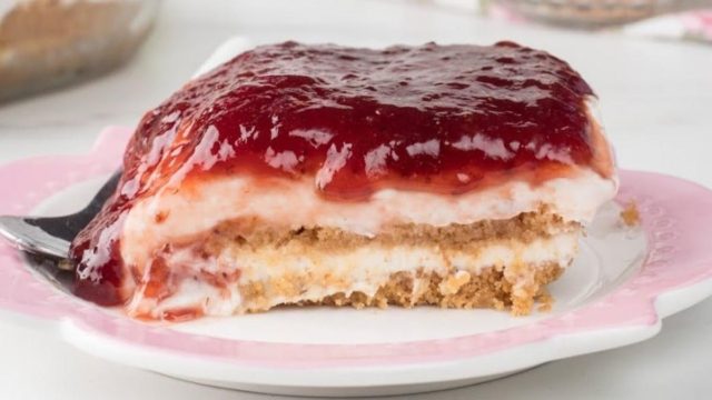 Απλό και εύκολο γλυκό ψυγείου με γιαούρτι και μαρμελάδα