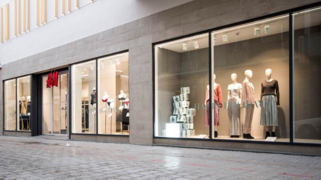 Αμάνικο μπουφάν από τα H&M που θα απογειώσει το στυλ σας σε τιμή σοκ!