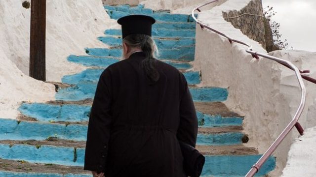 Φρίκη στην Κρήτη: Πρώην ιερέας διέταξε ανήλικο να βιάσει 34χρονη γυναίκα