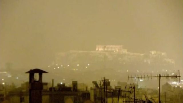 Πυκνή ομίχλη «σκέπασε» την Αθήνα και άλλες περιοχές της χώρας – Προβλήματα σε πτήσεις (Video)