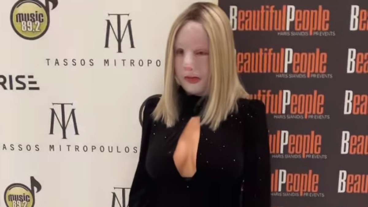 Επίθεση με βιτριόλι: Το δυνατό μήνυμα της Ιωάννας Παλιοσπύρου – Εμφανίστηκε στην Εβδομάδα Μόδας