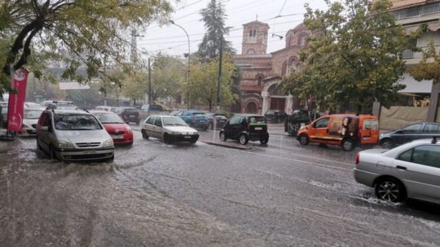 Ισχυρή καταιγίδα στην Αττική: Καταρρακτώδης βροχή, χαλάζι και μεγάλο μποτιλιάρισμα – Οι περιοχές που «σαρώνει» η κακοκαιρία (Video)