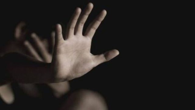Φρίκη δίχως τέλος στο Βόλο: Παππούς βίαζε την εγγονή
