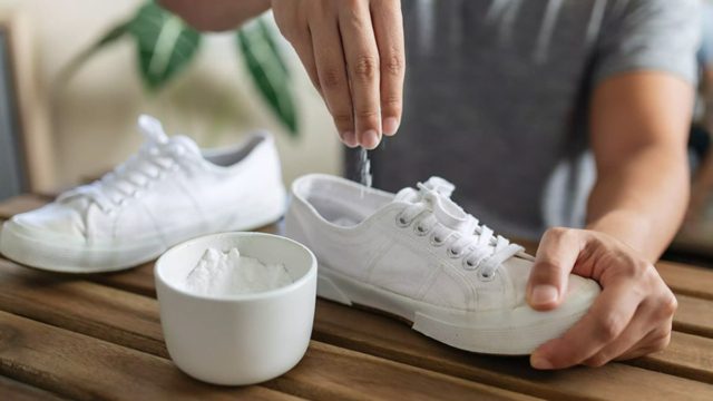 Τα παπούτσια του έβγαζαν τρομερή δυσοσμία: Πήρε τη μαγειρική σόδα και…