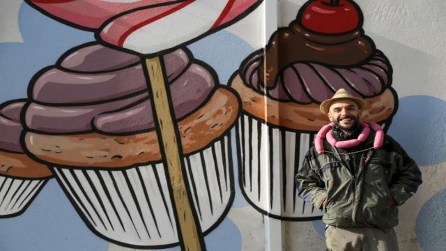 Καλλιτέχνης δρόμου μετατρέπει σβάστικες σε κάπκεϊκς! (photos)