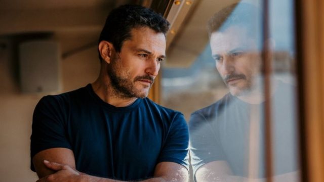 Σοκάρει ο Γιώργος Καραμίχος: «Όταν έπαιζα στο Καφέ της Χαράς με είχαν φτύσει στο δρόμο» (vid)