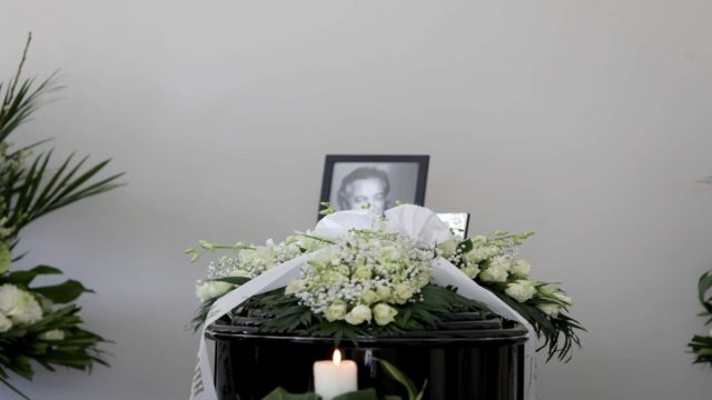 Θλίψη στην κηδεία του Χρήστου Κυριαζή – Τραγική φιγούρα η Βάνα Μπάρμπα
