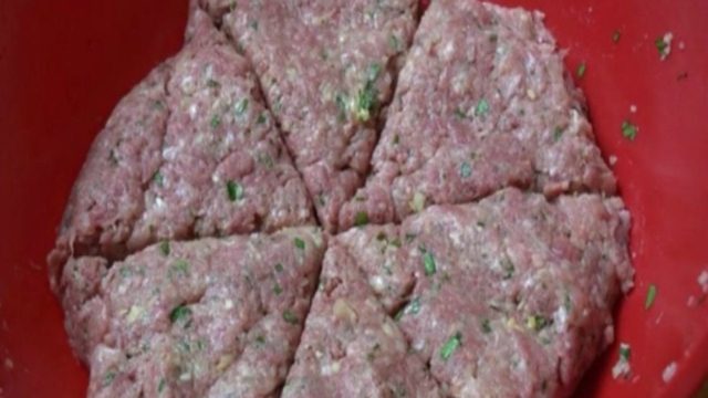 Πήρε 1 κιλό κιμά και τον έκοψε σε φέτες – Το αποτέλεσμα βγαλμένο από όνειρο!