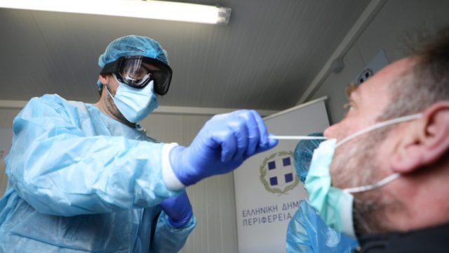 Κορωνοϊός: Σοκαριστικό ρεκόρ με πάνω από 7.000 κρούσματα – Έρχεται άμεσα η επίταξη γιατρών