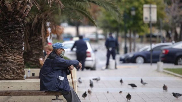 «Κλειδώνονται» σπίτια τους οι ανεμβολίαστοι: Τα 2 μέτρα της κυβέρνησης που τους αναγκάζουν να εμβολιαστούν